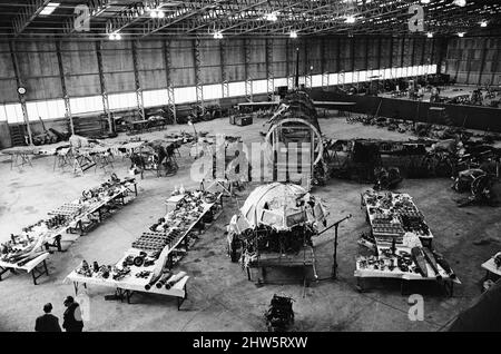 L'épave de son avion britannique Midland, maintenant à l'aérodrome de Farnborough. Le capitaine Marlow a survécu à l'écrasement d'air de Stockport du 4th juin 1967, et est dans d'autres cadres dans cet ensemble. La catastrophe aérienne de Stockport a été l'écrasement d'un aéronef Argonaut C-4 de Canadair appartenant à British Midland Airways, immatriculé G-ALHG[1], dans une petite zone ouverte à l'usine de Carr, près du centre de Stockport, Cheshire, en Angleterre, le dimanche 4 juin 1967. 72 des 84 à bord ont été tués dans l'accident. Sur les 12 survivants, tous ont été grièvement blessés. Il est actuellement le quatrième désastre le plus grave de l'histoire de l'aviation britannique, et le Banque D'Images