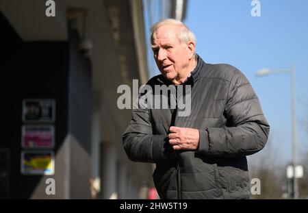 Dresde, Allemagne. 03rd mars 2022. Klaus Sammer, ancien joueur et entraîneur de SG Dynamo Dresden, se tient en face du stade Rudolf Harbig avant le début du service public de commémoration en l'honneur de Hans-Jürgen 'Dixie' Dörner. Le 100-fois GDR international est mort dans la nuit du 19 janvier 2022, après une longue et grave maladie peu de temps avant son anniversaire de 71st. Credit: Robert Michael/DPA-Zentralbild/dpa/Alay Live News Banque D'Images