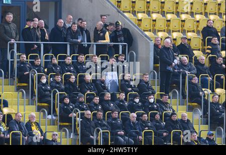 Dresde, Allemagne. 03rd mars 2022. SG Dynamo Dresden les joueurs et les invités sont assis pendant le service du mémorial public en l'honneur de Hans-Jürgen 'Dixie' Dörner au stade Rudolf Harbig. Le 100-fois GDR international est mort dans la nuit du 19 janvier 2022, après une longue et grave maladie peu de temps avant son anniversaire de 71st. Credit: Robert Michael/DPA-Zentralbild/DPA/Alay Live News Banque D'Images