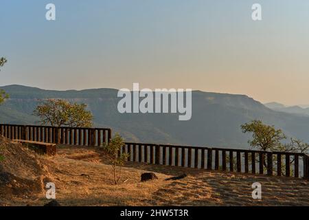 Une vue panoramique sur les collines de Sahyadri chaînes de ghats de l'ouest de mahadevgad, Amboli, Maharashtra, Inde. Banque D'Images