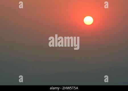 Une vue au coucher du soleil sur les collines de Sahyadri chaînes de ghats de l'Ouest à Amboli, Maharashtra, Inde. Banque D'Images