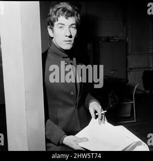 Ian McKellen, acteur, photographié en répétition en 1968. Ian est en train de lire le script pour le jeu de Noel Coward Hay Fever. Hay Fever a été diffusé sur la BBC en août 1968, avec Ian McKennen jouant la part de Simon Bliss. La production a également co-joué Richard Briers, Anna Massey et Celia Johnson. Photo prise le 5th mars 1968 Banque D'Images