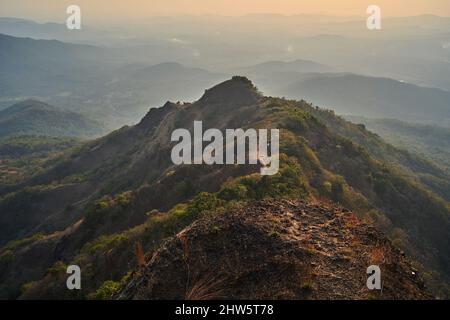 Une vue panoramique sur les collines de Sahyadri chaînes de ghats de l'ouest de mahadevgad, Amboli, Maharashtra, Inde. Banque D'Images