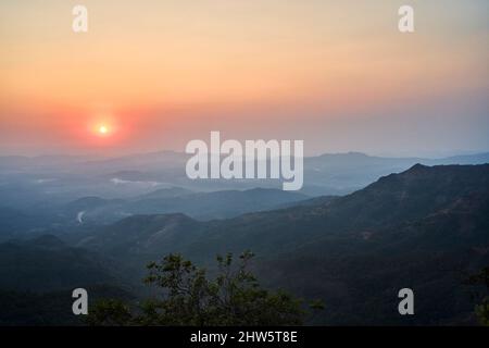 Une vue au coucher du soleil sur les collines de Sahyadri chaînes de ghats de l'Ouest à Amboli, Maharashtra, Inde. Banque D'Images