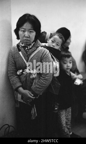 La vie en 1960s à Hong Kong, ville coloniale, avec une population en croissance rapide de plus de 4 millions de personnes, beaucoup sont forcés de vivre dans des cabanes et des bidonvilles de squatter, illustrés en janvier 1968. Notre image montre ... les gens attendent de voir un médecin dans la clinique dirigée par un organisme de bienfaisance, il ya un manque distinct d'options de bien-être social disponibles. Banque D'Images