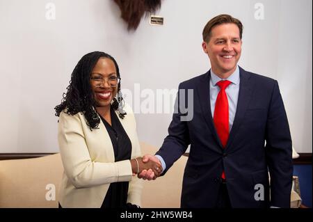 Le sénateur américain Ben Sasse (républicain du Nebraska), à droite, rencontre le juge Ketanji Brown Jackson, nommé à la Cour suprême, dans le bâtiment Russell Senate Office à Washington, DC, Etats-Unis, le jeudi 3 mars, 2022. Photo de Rod Lamkey/CNP/ABACAPRESS.COM Banque D'Images