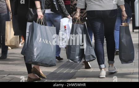 Photo du dossier datée du 15/09/14 de shoppers sur Oxford Street dans le centre de Londres. Storm Eunice n'a pas réussi à étouffer l'esprit des consommateurs en février, alors que les employés retournent régulièrement au bureau et sonnaient les caisses dans tout le Royaume-Uni. La fréquentation britannique a mené les principales économies européennes le mois dernier, le retour au bureau ayant augmenté le nombre de clients dans de nombreuses villes et centres-villes. Date de publication : vendredi 4 mars 2022. Banque D'Images