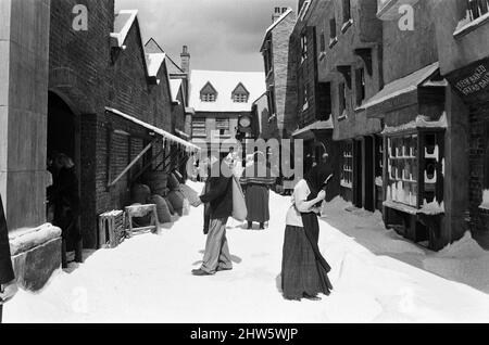 Tournage d'Oliver ! Aux studios Shepperton. La scène qui aurait dû être prise en milieu d'hiver était prise en août avec une tonne de polystyrène à plumes sur le point de représenter la chute de neige et les glaçons artificiels accrochés à des rebords et des tuyaux, etc. 3rd août 1967. Banque D'Images