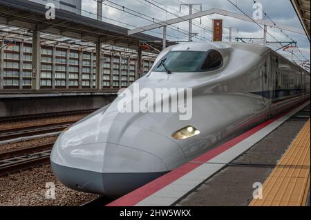 Himeji, Japon - janvier 8, 2020. Un shinkansen, train à grande vitesse, traverse la gare de Hemiji. Shinkansen est un réseau de trains à longue distance au Japon, célèbre pour ses horaires. Banque D'Images