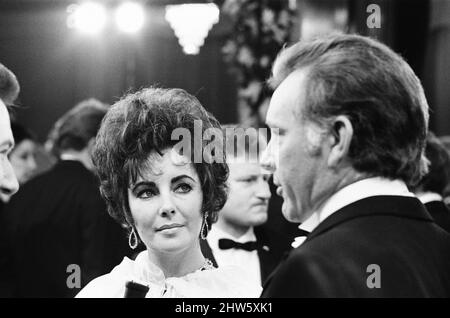 The Taming of the Shrew, Royal film Performance, The Odeon, Leicester Square, Londres, Lundi 27th février 1967. Notre photo montre ... mari et femme, Elizabeth Taylor et Richard Burton, qui jouent Katharina et Petruchio dans le film. Banque D'Images