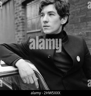 Ian McKellen, acteur, photographié en répétition en 1968. Ian est en train de lire le script pour le jeu de Noel Coward Hay Fever. Hay Fever a été diffusé sur la BBC en août 1968, avec Ian McKennen jouant la part de Simon Bliss. La production a également co-joué Richard Briers, Anna Massey et Celia Johnson. Photo prise le 5th mars 1968 Banque D'Images