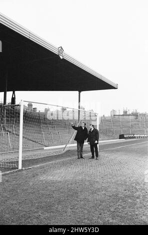 D'anciens coéquipiers, Terry Venactive et George Graham, joueront en face les uns des autres à Highbury ce samedi (7th janvier), lorsque les amis et les partenaires d'affaires se rencontreront au North London Derby. Terry Venlots a été transféré de Chelsea à Tottenham pour 80 000 livres et George Graham de Chelsea à Arsenal pour 75 000 livres. Photographié ensemble à Highbury, stade du club de football d'Arsenal, jeudi 5th janvier 1967. Banque D'Images