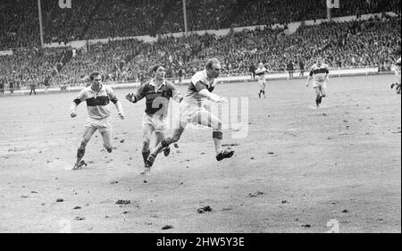 Leeds 11-10 Wakefield Trinity, Rugby League Challenge Cup final Match au stade Wembley, Londres, samedi 11th mai 1968. Le match est également connu sous le nom de finale Watersplash en raison de l'état du terrain englué causé par de fortes averses avant et pendant le jeu. Banque D'Images