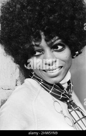 Diana Ross des Supremes photographiée à la réception de presse pour leur dernier single 'Love Child' . Elle est à Londres, avec ses autres Supremes, Mary Wilson et Cindy Birdsong, pour promouvoir la chanson photo prise le 19th novembre 1968 Banque D'Images