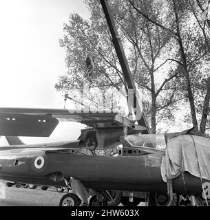 Les ailes étant attachées à un Gnat de Folland des flèches rouges en préparation à une exposition de la Royal Airforce à Thameside, Berkshire. 14th octobre 1967 Banque D'Images