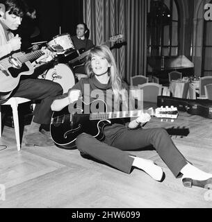 Françoise Hardy, chanteuse française en photo, répète son spectacle de cabaret qui s'ouvre à l'hôtel Savoy cette semaine, Londres, le lundi 20th février 1967. Banque D'Images