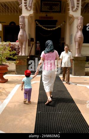 Mumbai août 19 2009 à l'occasion propice de Pateti du nouvel an de Parsi; enfants indiens de la famille de Parsi célébrant le nouvel an de Parsi devant l'Agiary Or Banque D'Images