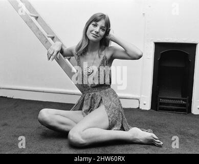 Jane Birkin, actrice et mannequin, âgée de 20 ans, qui a joué un rôle de premier plan dans le nouveau film, Wonderwall, en photo le dimanche 24th septembre 1967. Banque D'Images