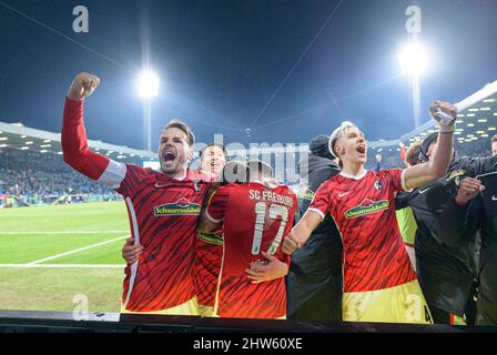 Finale jubilation FR, de gauche à droite Christian GUENTER (GÃ nter, FR), Woo-Yeong JEONG (FR), Roland SALLAI (FR), Lukas KUEBLER (KÃ bler, FR), Nico SCHLOTTERBECK (FR) Soccer DFB Pokal quarterfinales, VfL Bochum ( BO) - SC Freiburg (FR), le 2nd mars 2022 à Bochum/ Allemagne. Â Banque D'Images