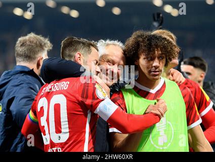 Finale jubilation FR, entraîneur Christian STREICH (FR) avec Christian GUENTER l. (GÃ nter, FR) et Kiliann SILDILLIA r. (FR) Soccer DFB Pokal quart de finale, VfL Bochum (BO) - SC Freiburg (FR) 1:2 aet, le 2nd mars 2022 à Bochum/ Allemagne. Â Banque D'Images