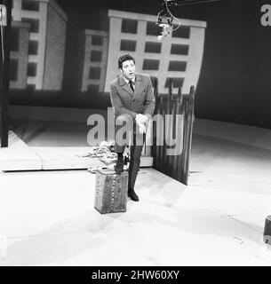 Tom Jones vu ici en enregistrant Tom Jones! Programme TV aux studios ATV d'Elstree. 25th mars 1967 Banque D'Images