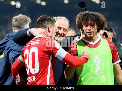 Finale jubilation FR, entraîneur Christian STREICH (FR) avec Christian GUENTER l. (GÃ nter, FR) et Kiliann SILDILLIA r. (FR) Soccer DFB Pokal quart de finale, VfL Bochum (BO) - SC Freiburg (FR) 1:2 aet, le 2nd mars 2022 à Bochum/ Allemagne. Â Banque D'Images