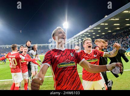 Finale jubilation FR, de gauche à droite Nico SCHLOTTERBECK (FR), Lukas KUEBLER (KÃ Bler, FR), football DFB Pokal quarterfinales, VfL Bochum (BO) - SC Freiburg (FR) 1: 2 NV, le 2nd mars 2022 à Bochum/ Allemagne . Â Banque D'Images