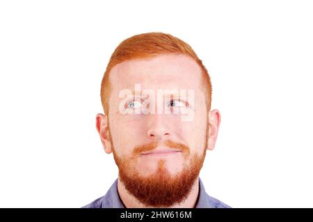 Penser à quelque chose de bien. Portrait de l'homme à tête rouge avec expression faciale isolé sur fond blanc. Banque D'Images
