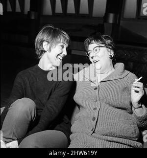 L'actrice Dandy Nichols, qui joue la mère dans la série de comédies de la BBC « Till Death US Do part », photographiée avec una Stubbs, qui joue sa fille dans la série. 2nd janvier 1967. Banque D'Images