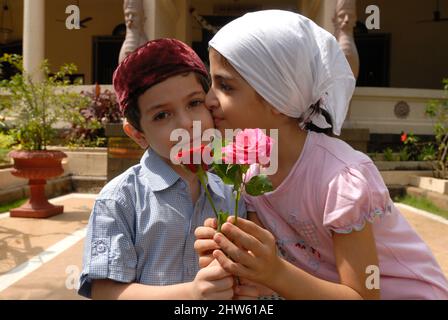 Mumbai août 19 2009 à l'occasion propice de Pateti du nouvel an de Parsi; enfants indiens de la famille de Parsi célébrant le nouvel an de Parsi devant l'Agiary Or Banque D'Images