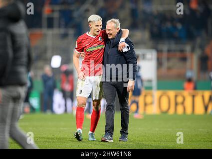 Finale jubilation entraîneur Christian STREICH (FR) bras en bras avec Nico SCHLOTTERBECK l. (FR), quarts de finale de la coupe DFB de football, VfL Bochum (BO) - SC Freiburg (FR) 1:2 aet, le 2nd mars 2022 à Bochum/ Allemagne. Â Banque D'Images