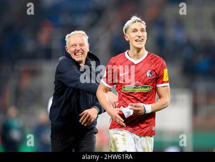 Finale jubilation entraîneur Christian STREICH (FR) avec Nico SCHLOTTERBECK r. (FR), quarts de finale de la coupe DFB de football, VfL Bochum (BO) - SC Freiburg (FR) 1:2 aet, le 2nd mars 2022 à Bochum/ Allemagne. Â Banque D'Images