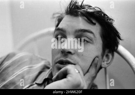 Harry Eddom qui était le seul survivant du chalutier coulé « Ross Cleveland ». Photographié dans un hôpital en Islande, lors d'une visite où il est réuni avec sa femme, Mme Rita Eddom. Février 1968. Banque D'Images