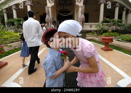 Mumbai août 19 2009 à l'occasion propice de Pateti du nouvel an de Parsi; enfants indiens de la famille de Parsi célébrant le nouvel an de Parsi devant l'Agiary Or Banque D'Images