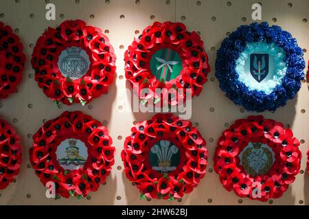 Des couronnes sont exposées dans le nouveau centre d'accueil de la Poppy Factory de Richmond, dans le sud-ouest de Londres, qui célébrera son centenaire tout au long de l'année 2022. Date de la photo: Mercredi 2 mars 2022. Banque D'Images