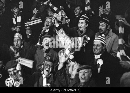 Les stars de « Till Death US Do part », Warren Mitchell, criant pour West Ham et Tony Booth creusant pour Liverpool pendant leur match à Anfield. 7th janvier 1967. Banque D'Images