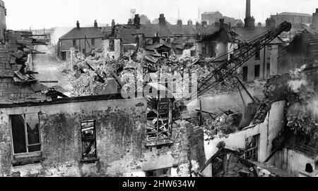 Newtown était une zone résidentielle de Cardiff, au pays de Galles, qui existait du milieu du XIXe siècle jusqu'à sa démolition en 1970. Sur la photo, la région de Newtown qui est déjà en partie démolie pour faire place au réaménagement. 23rd juin 1967. Banque D'Images