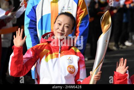 Pékin, Chine. 4th mars 2022. Le porteur de flambeau Liu Yan participe au Relais de la flamme paralymique de Beijing 2022 à Beijing, capitale de la Chine, le 4 mars 2022. Crédit: Li Xin/Xinhua/Alay Live News Banque D'Images