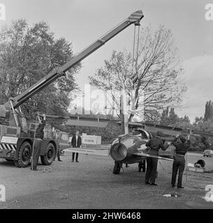 Les ailes étant attachées à un Gnat de Folland des flèches rouges en préparation à une exposition de la Royal Airforce à Thameside, Berkshire. 14th octobre 1967 Banque D'Images