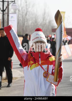 Pékin, Chine. 4th mars 2022. Le porteur de flambeau Yu Ruoan participe au Relais de la flamme paralymique de Beijing 2022 à Beijing, capitale de la Chine, le 4 mars 2022. Crédit: Li Xin/Xinhua/Alay Live News Banque D'Images