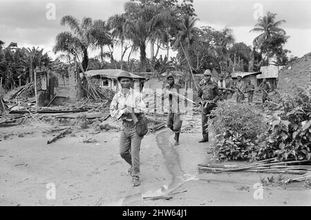 Les soldats Biafran vus ici avançaient vers l'armée nigériane pendant le conflit Biafran. 11th juin 1968 la guerre civile nigériane, également connue sous le nom de guerre du Biafran, a duré deux ans et demi, du 6 juillet 1967 au 15 janvier 1970, et a été combattue pour contrer la sécession du Biafra du Nigeria. Le peuple indigène Igbo de Biafra a estimé qu'il ne pouvait plus coexister avec le gouvernement fédéral dominé par le Nord après l'indépendance de la Grande-Bretagne. Les tensions politiques, économiques, ethniques, culturelles et religieuses se sont finalement retendues dans la guerre civile après le coup d'État militaire de 1966, alors dans le pays Banque D'Images