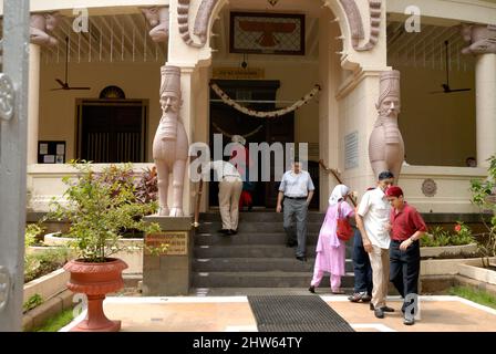 Mumbai août 19 2009 à l'occasion propice de Pateti du nouvel an de Parsi; enfants indiens de la famille de Parsi célébrant le nouvel an de Parsi devant l'Agiary Or Banque D'Images