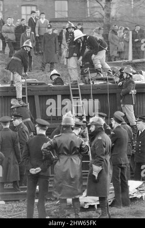 L'écrasement du rail de 1967 à Stechford s'est produit le 28th février 1967 à la gare de Stechford, dans la région de Stechford, à Birmingham, en Angleterre. Cause principale - erreur de pilote. Cause secondaire - erreur shunter. Résultat collision sur le banc de touche, déraillement, collision avec la structure. 9 morts, 16 blessés. Une locomotive diesel de classe 24 était arrivée à la gare de Stechford avec un train de ballast. C'était dû au retour à Nuneaton et donc la locomotive devait être conduite autour du train. Il y avait trop de wagons pour que la boucle de tour soit utilisée, de sorte que le shunter de tête a décidé de faire fonctionner la locomotive autour par le Banque D'Images