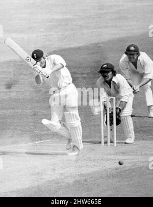 Photo du dossier datée du 02-08-1975 du batteur d'Angleterre Barry Wood, qui est le gardien de cricket australien Rod Marsh, couvre le cricket. Rod Marsh, ancien joueur de cricket de l'Australie et sélectionneur de l'Angleterre, est décédé à l'âge de 74 ans. Date de publication : vendredi 4 mars 2022. Banque D'Images