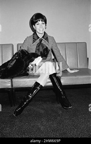 L'actrice américaine Mary Tyler Moore, photographiée à l'aéroport de Heathrow. Elle quitte Londres pour Los Angeles après avoir été au Royaume-Uni pour le premier ministre du film "complètement moderne Millie". 13th octobre 1967. Banque D'Images