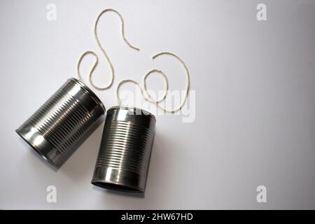 Vue de dessus de deux téléphones en boîte avec des cordes coupées, suggérant une panne de communication. 3 de 4. Espace pour le texte Banque D'Images