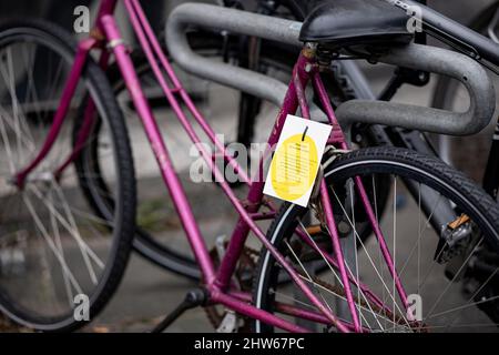 Berlin, Allemagne. 03rd mars 2022. Plusieurs vélos de rebut sont à la station Wedding S-Bahn et U-Bahn avec un panneau pour la suppression par l'Ordnungsamt Mitte. Chaque année, plusieurs centaines de vélos se terminent dans les rues et places de Berlin-Mitte. Credit: Fabian Sommer/dpa/Alay Live News Banque D'Images