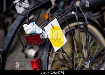 Berlin, Allemagne. 03rd mars 2022. Plusieurs vélos de rebut sont à la station Wedding S-Bahn et U-Bahn avec un panneau pour la suppression par l'Ordnungsamt Mitte. Chaque année, plusieurs centaines de vélos se terminent dans les rues et places de Berlin-Mitte. Credit: Fabian Sommer/dpa/Alay Live News Banque D'Images