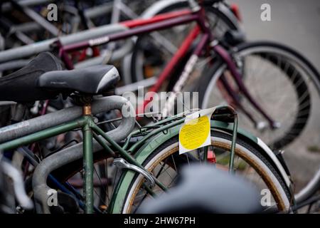 Berlin, Allemagne. 03rd mars 2022. Plusieurs vélos de rebut sont à la station Wedding S-Bahn et U-Bahn avec un panneau pour la suppression par l'Ordnungsamt Mitte. Chaque année, plusieurs centaines de vélos se terminent dans les rues et places de Berlin-Mitte. Credit: Fabian Sommer/dpa/Alay Live News Banque D'Images