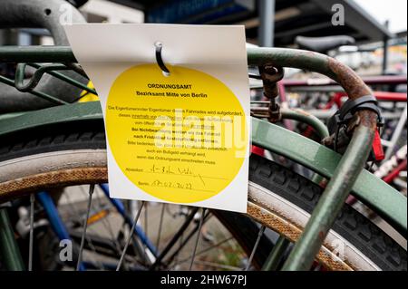 Berlin, Allemagne. 03rd mars 2022. Plusieurs vélos de rebut sont à la station Wedding S-Bahn et U-Bahn avec un panneau pour la suppression par l'Ordnungsamt Mitte. Chaque année, plusieurs centaines de vélos se terminent dans les rues et places de Berlin-Mitte. Credit: Fabian Sommer/dpa/Alay Live News Banque D'Images